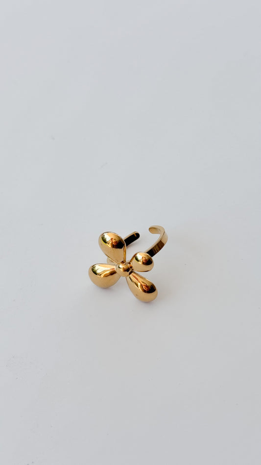 Clover Ring