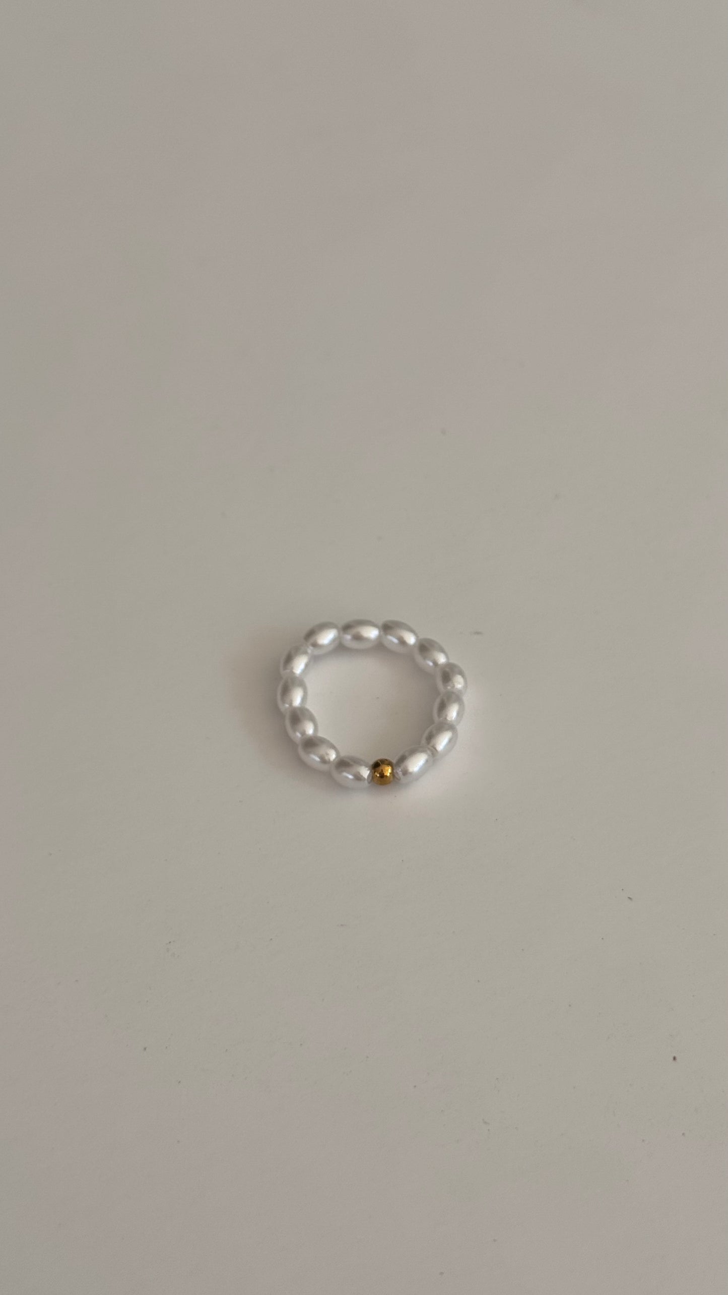 Stretchy pearl ring ￼