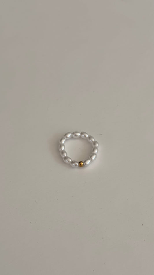 Stretchy pearl ring ￼